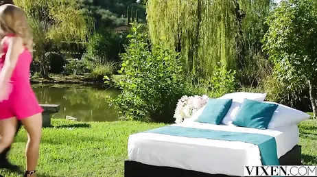 Follando con su guapa novia rubia en el jardin a plena luz del dia