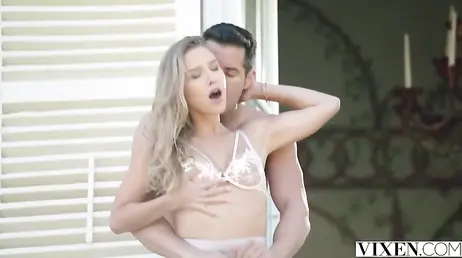 Follando con su guapa novia rubia en el jardin a plena luz del dia