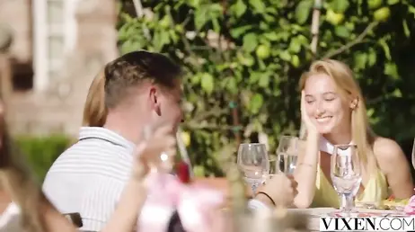 Follando con su guapa novia rubia en el jardin a plena luz del dia