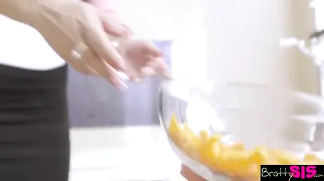 Le gusta enseñarle el coño a su hermanastro y comerle la polla a escondidas