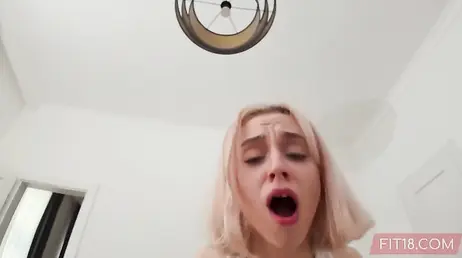 Triolisme porno en POV avec deux filles minces et athlétiques de la salle de sport