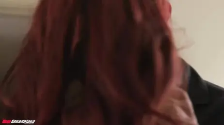 Menudo conjunto de lenceria sexy se ha puesto esta chica para su amante
