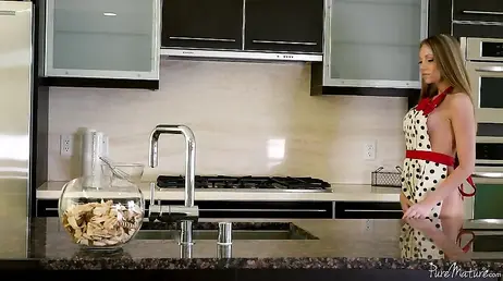 Espera a que llegue su amante casado cocinando medio desnuda: menudo culo!