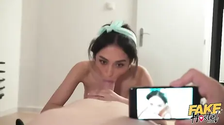 La criada del hostal sorprende a uno de los huéspedes pajeándose ... !!