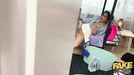 La criada del hostal sorprende a uno de los huéspedes pajeándose ... !!