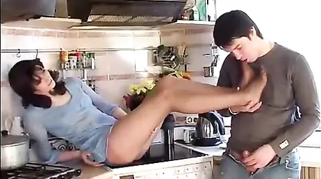 Madrastra rusa caliente pajea la polla de su hijastro y se lo folla