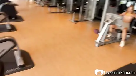 Se liga a la tipica tia buena de gimnasio y se la folla en el cuarto de baño