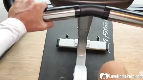 Se liga a la tipica tia buena de gimnasio y se la folla en el cuarto de baño