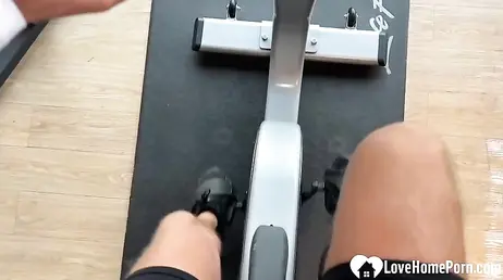Se liga a la tipica tia buena de gimnasio y se la folla en el cuarto de baño
