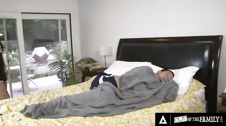 Mamá se folla a mi novio en la cama ... y yo disfruto mirándoles