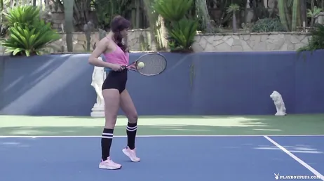 ¿Te apetece echar una partida de tenis con la caliente Noemi Moon? - Xmissy