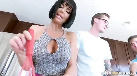 Brünette MILF mit tollem Busen fühlt sich stark zu einem Freund ihres Sohnes hingezogen.