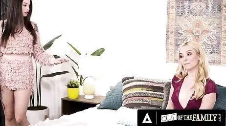 La novia de mi hermano me invita a masturbarme con ella y ...