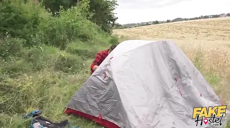 Acampada de campaña con una amiga ... y se lanza a lamer sus pezones