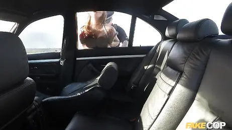 Perdida en mitad de una carretera secundaria, termina follada duro por un policia