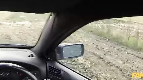 Perdida en mitad de una carretera secundaria, termina follada duro por un policia