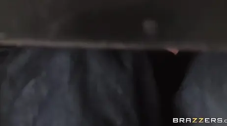 Mi cuñada me echa mano a la polla bajo la mesa delante de mi esposa