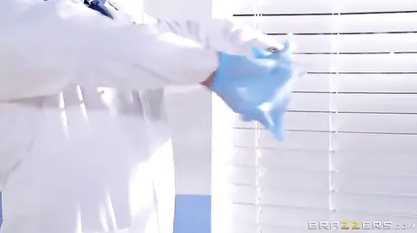 La señora empieza timida la visita ginecológica y termina gritando de placer ... !!