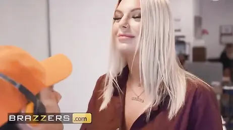 La jefa madura se folla al repartidor delante de dos empleadas mironas ... !!