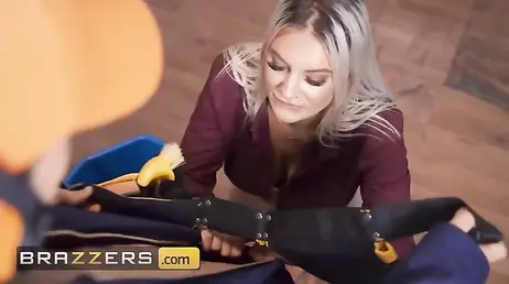 La jefa madura se folla al repartidor delante de dos empleadas mironas ... !!