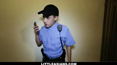 El guardia de seguridad sorprende a la ladrona con las manos en la masa ... y acaba follándosela