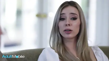 Amigas calientes se ponen a mirar porno juntas y terminan comiéndose los coños