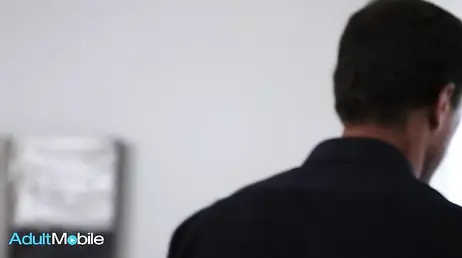 Esposo caliente convence a la novia de su hijo para dejarse follar duro