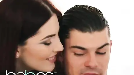 Llega del trabajo caliente y busca a su novio rockero para una buena follada