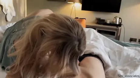 Caliente chica amateur despierta a su novio de la siesta con una buena paja