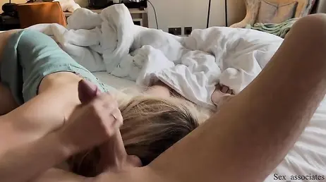 Caliente chica amateur despierta a su novio de la siesta con una buena paja