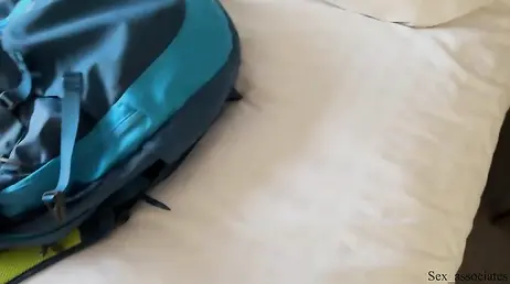 Caliente chica amateur despierta a su novio de la siesta con una buena paja