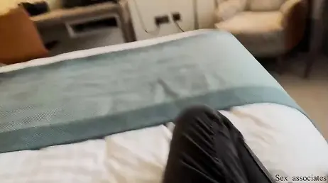 Caliente chica amateur despierta a su novio de la siesta con una buena paja
