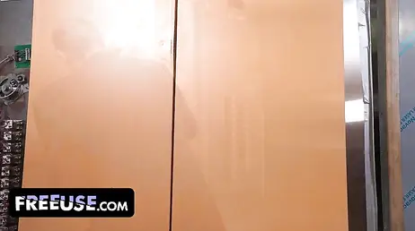 Se ha quedado atascada en el ascensor de la universidad y un extraño la folla