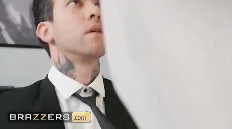 Poder lamer el culo y el coño de la secretaria es la mejor forma de acabar el dia