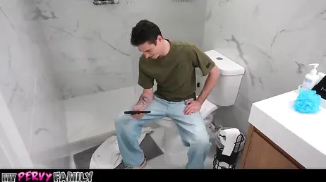 Mi madrastra aporreando la puerta del baño: no puedo ni hacerme una paja tranquilo