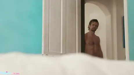 Mi primo se pasea sin camiseta por casa: menudos abdominales tiene ... me pone muy cerda