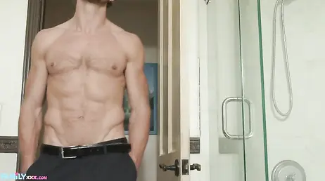 Mi primo se pasea sin camiseta por casa: menudos abdominales tiene ... me pone muy cerda