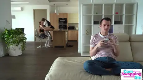 Su novia comiéndose el coño de una amiga y el sigue enganchando a la playstation