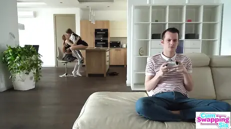 Su novia comiéndose el coño de una amiga y el sigue enganchando a la playstation