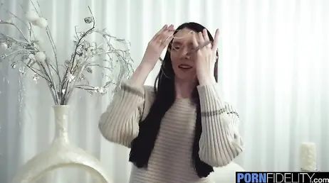 Morena caliente espera ansiosa a que su novio llegue de trabajar para follar