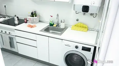 Ama de casa española llama al vecino universitario para follárselo en la cocina ... !!