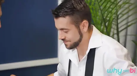 Descubren en una reunión de trabajo que todos son bisexuales ... menuda orgia !!