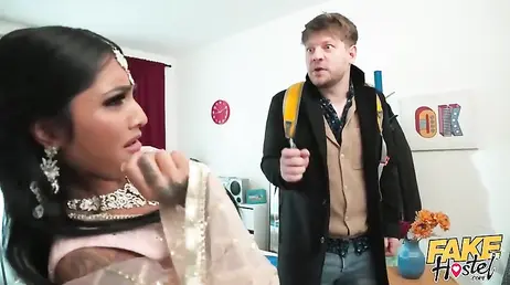 Frota una especial de lampara magica y aparecen dos geishas con ganas de follar