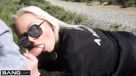 Rubia MILF tiene una cita con un chico de internet y acaba en su piso follando