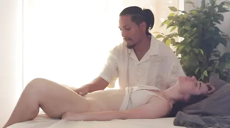 Il chiropratico le fa un massaggio caldo e lei gli offre la sua fica succulenta