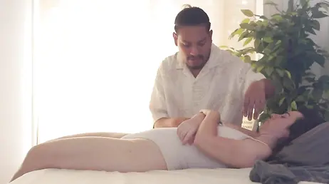 Il chiropratico le fa un massaggio caldo e lei gli offre la sua fica succulenta