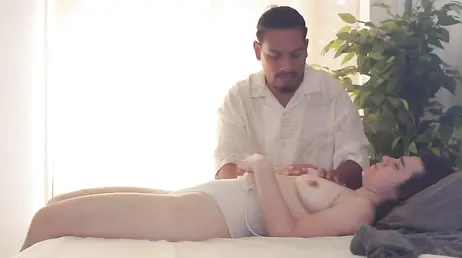 Il chiropratico le fa un massaggio caldo e lei gli offre la sua fica succulenta