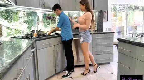 Ayudo a recoger la cocina y la madre de mi novia me roza las tetas en la espalda