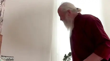 El abuelo es muy espiritual y hace yoga ... pero yo prefiero que me coma el coño