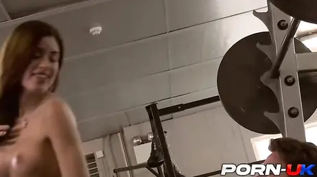 El entrenador personal me ayuda a estirar y, de paso, me clava la polla entera